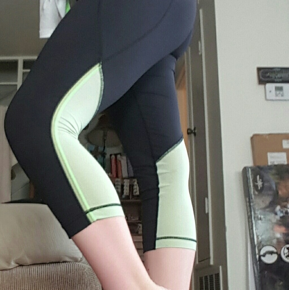 Lululemon black and green capri leggings
